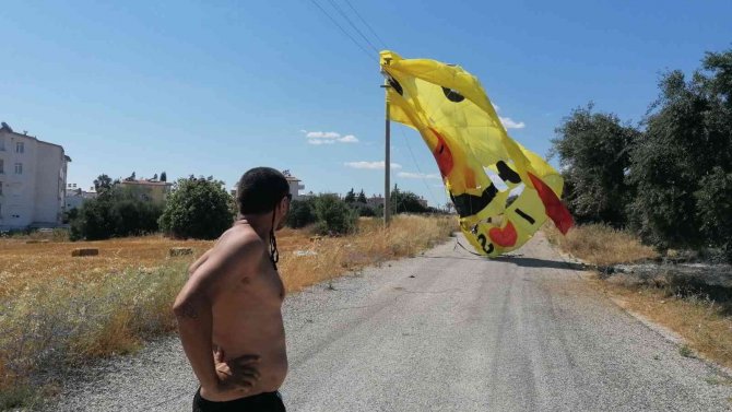 Antalya’da Tekneye Bağlı İpi Kopan Paraşüt Metrelerce Yüksekte Böyle Sürüklendi