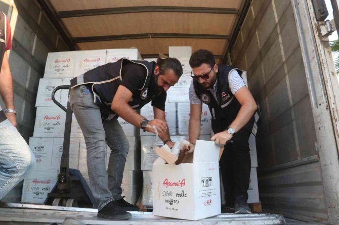 Ölüdeniz’de Kamyon Kasasında 8 Bin Şişe Kaçak İçki Ele Geçirildi