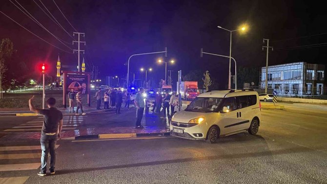 İ̇ki Hafifi Ticari Araç Çarpıştı: 3 Yabancı Uyruklu Şahıs Yaralandı