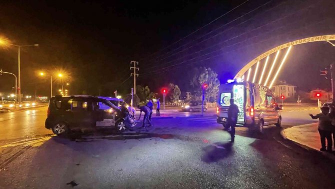 İ̇ki Hafifi Ticari Araç Çarpıştı: 3 Yabancı Uyruklu Şahıs Yaralandı