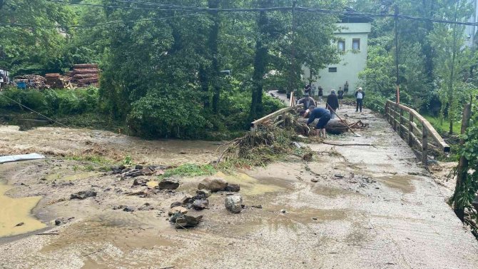 Yoğun Yağış Nedeniyle Yedi Emin Deposunda Araçlar Suya Gömüldü