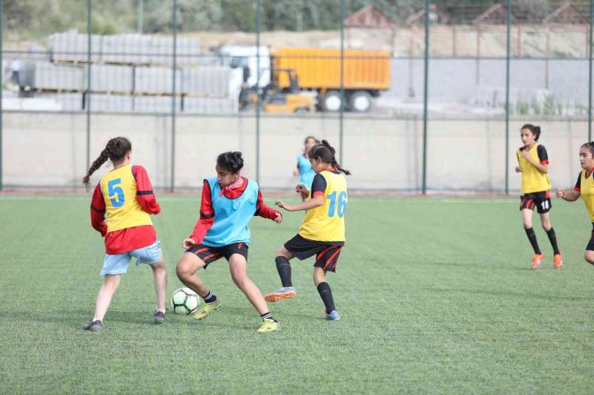 Van Büyükşehir Belediyesi Kadın Futbolunun Tek Adresi Oldu