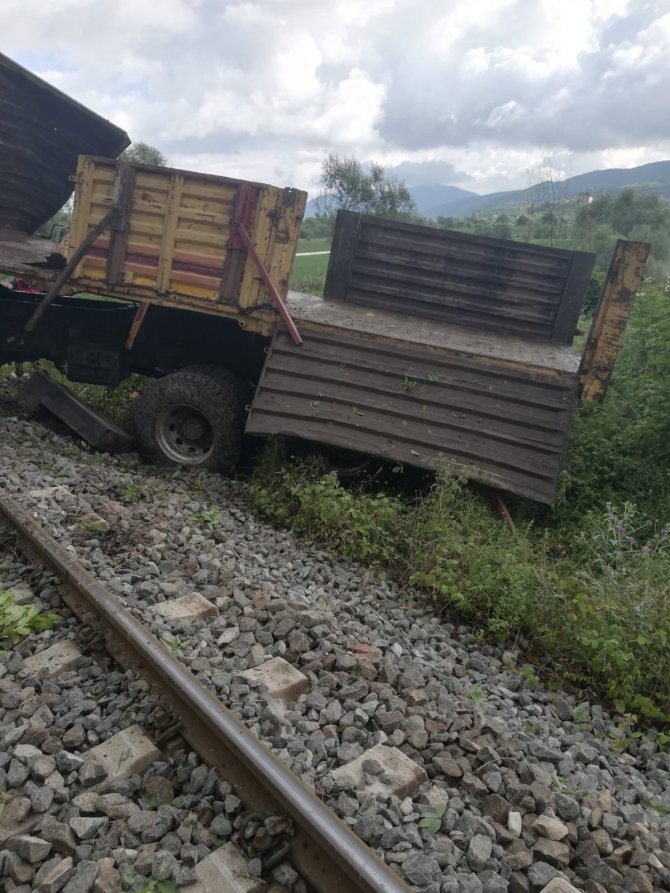 Kamyon 30 Metre Yükseklikten Demir Yoluna Düştü: 2 Ölü, 2 Yaralı