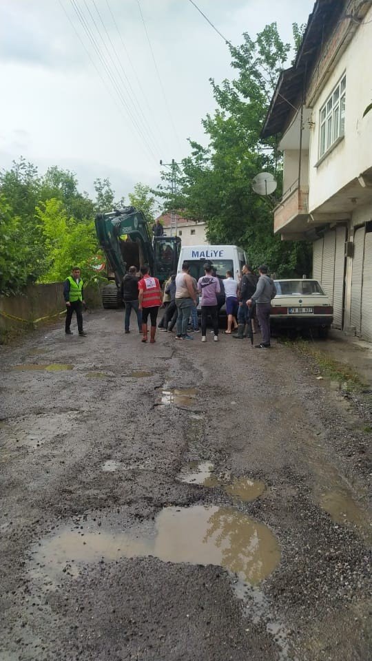 Çökme Tehlikesiyle Karşı Karşıya Kalan Köprü Trafiğe Kapatıldı