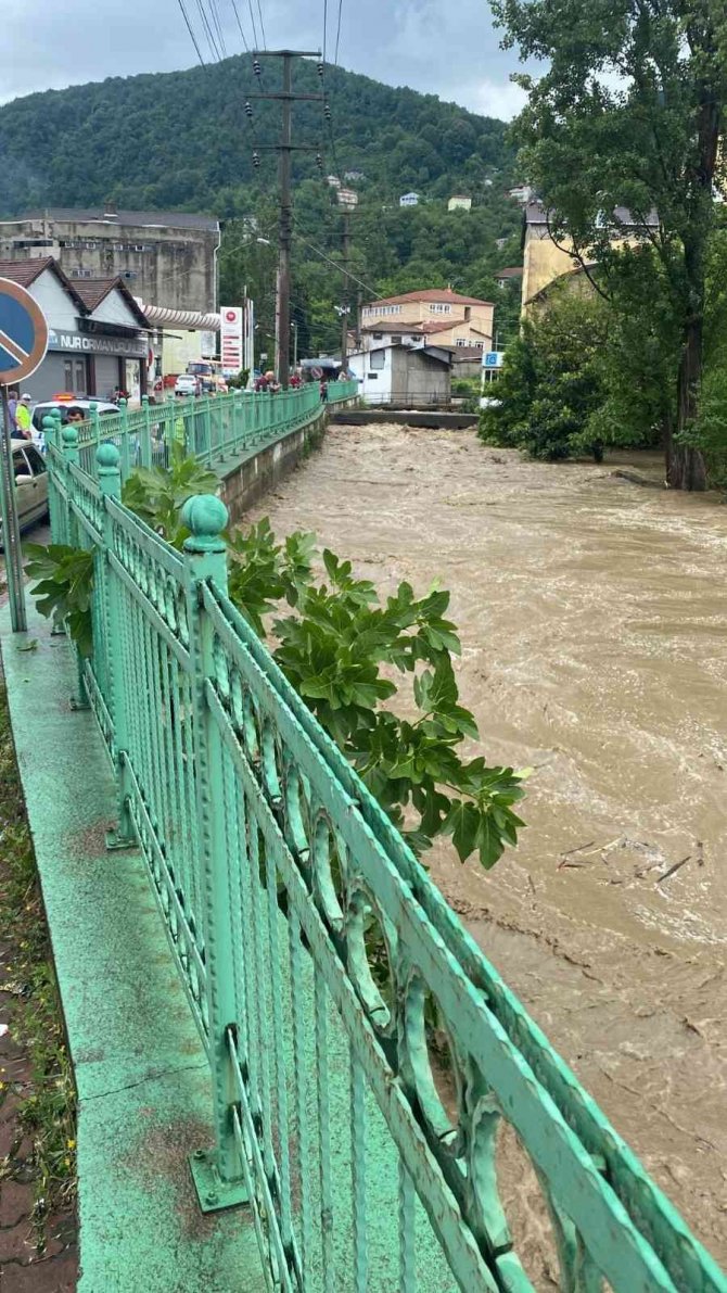 Yoğun Yağış Nedeniyle Çaydamar Deresi Taştı