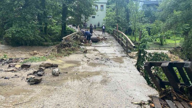 Yoğun Yağış Nedeniyle Yedi Emin Deposunda Araçlar Suya Gömüldü