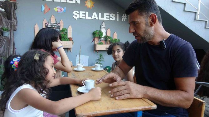 Hatay’da Çocuklara İyiliği Tiyatro İle Öğretiyor