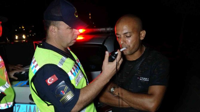 Hurdaya Dönen Otomobilden Sağ Çıktılar, Alkolün Etkisiyle Neşe İçinde Kameraya El Salladılar