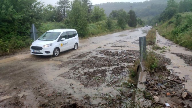 Bartın’da Sağanak Yeniden Etkili Oluyor, Esnaf Çuvallarla Önlem Almaya Çalıştı