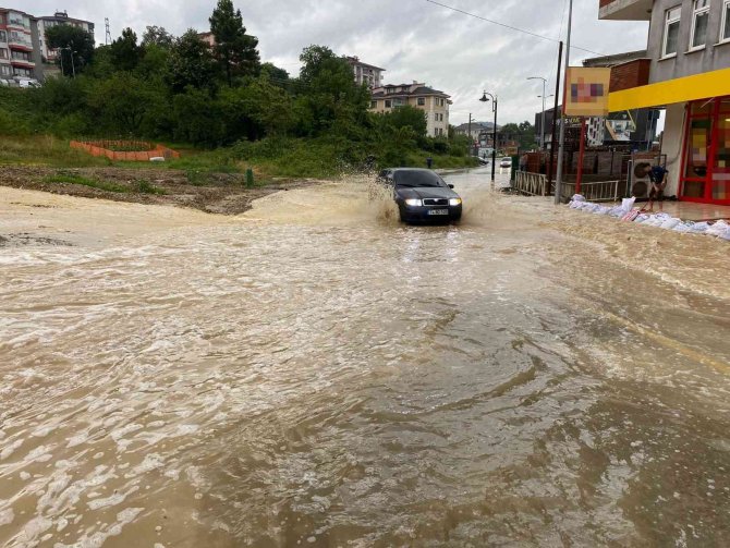 Bartın’da Sağanak Yeniden Etkili Oluyor, Esnaf Çuvallarla Önlem Almaya Çalıştı