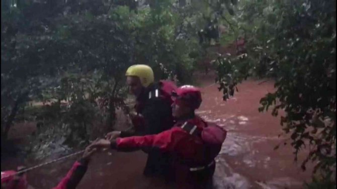 Selde Mahsur Kalan 8 Kişilik Aileyi Jak Ve Afad Kurtardı