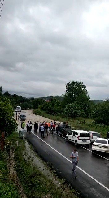 Bartın’da Dereler Taştı, Karayolları Ulaşıma Kapandı