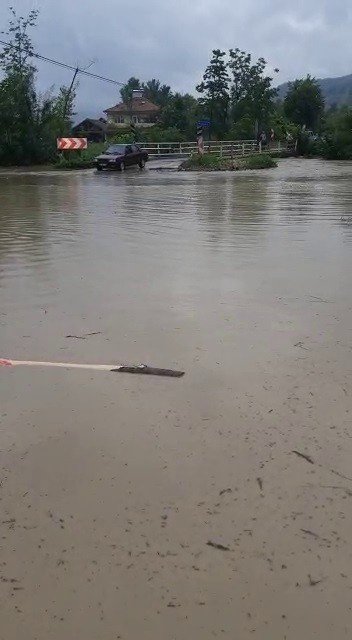 Bartın’da Dereler Taştı, Karayolları Ulaşıma Kapandı