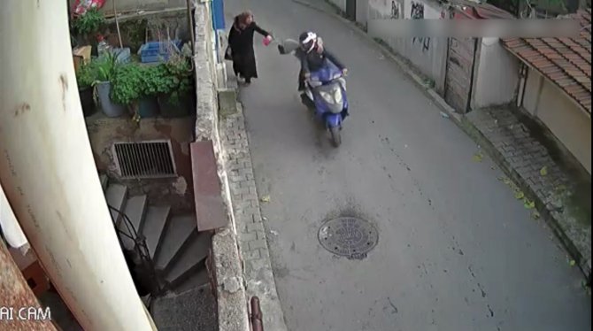 İ̇stanbul’da Yaşlı Kadına Kapkaç Kamerada: Kadınları Hedef Alan Çete Çökertildi