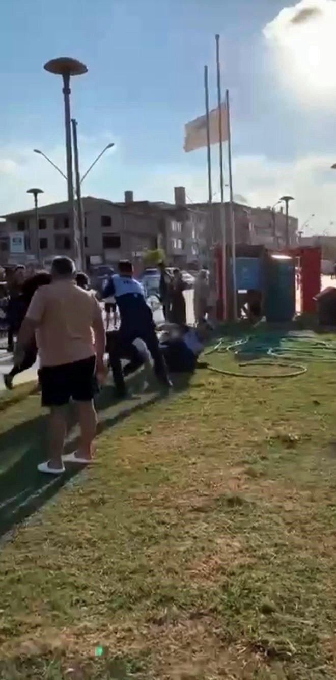 Zabıtaya Tekme Tokat Saldırdılar
