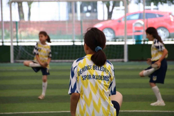 Derincespor’da Kadın Futbol Takımı Çalışmalarına Başladı