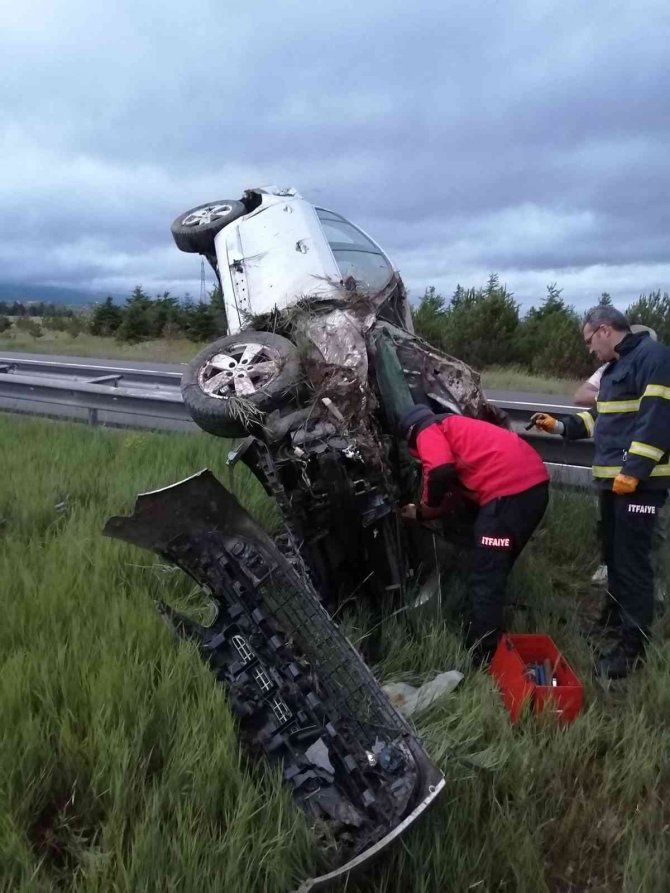 Tem’de Takla Atan Otomobil Bariyerde Asılı Kaldı: 3 Yaralı