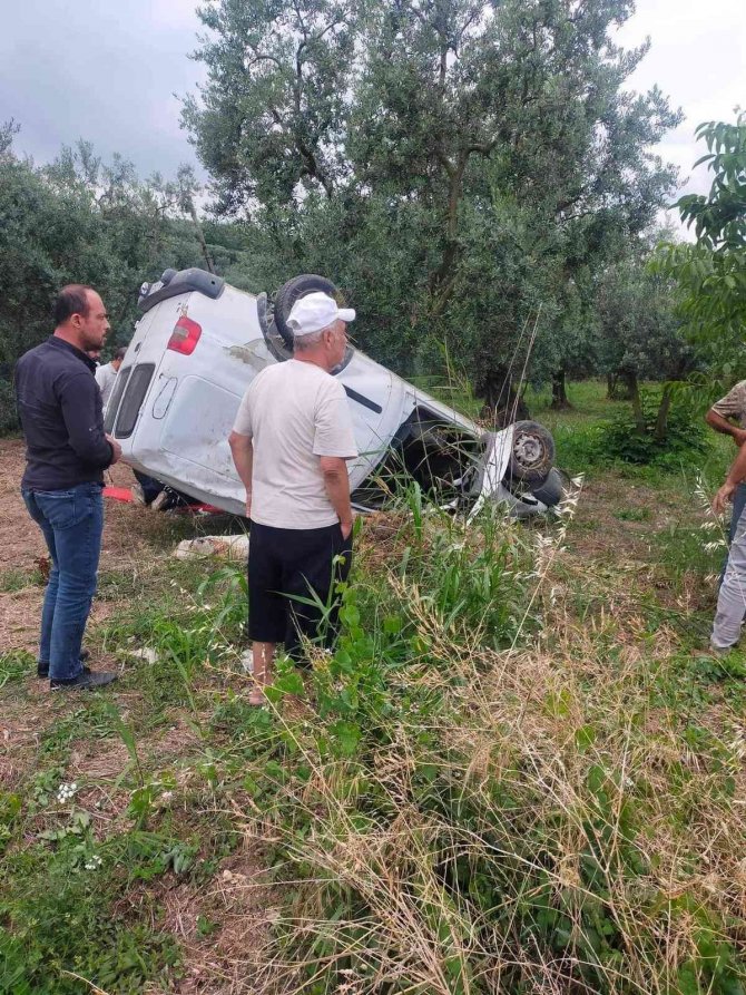 Bursa’da Kontrolden Çıkan Minibüs Tarlaya Uçtu: 3 Yaralı