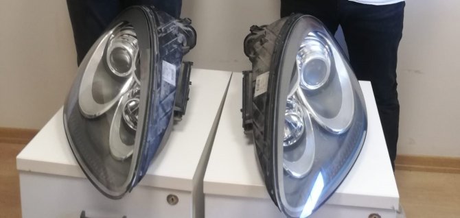 Eyüpsultan’da Lüks Otomobilin Farını Çalan Hırsızlar Yakalandı