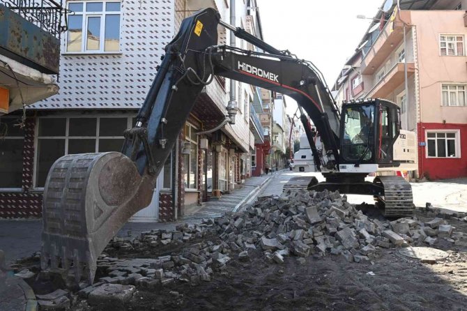 Çınarlı Caddesi Sil Baştan Yenileniyor