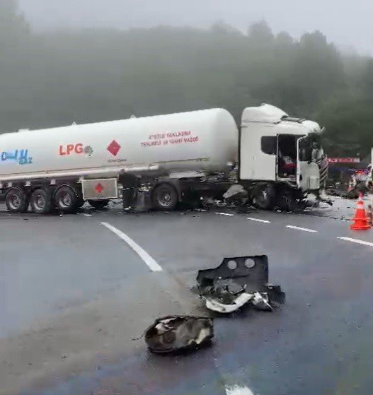 Yoldan Çıkan Tanker Karşı Şeride Geçti, Yol Trafiğe Kapandı
