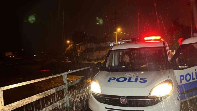 Yaslandığı Ağacın Dalı Kırılınca Dereye Düştü