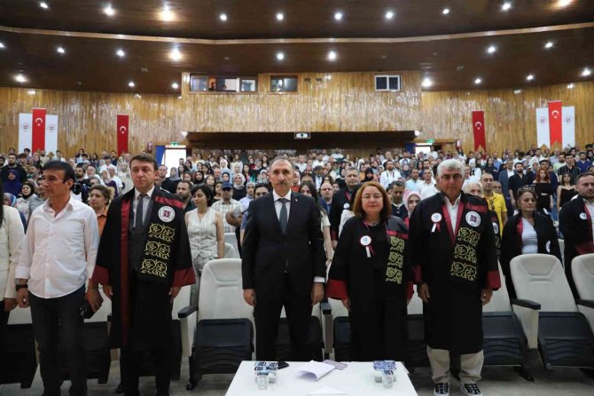 Fırat Üniversitesi Mezunlarını Vermeyi Sürdürüyor