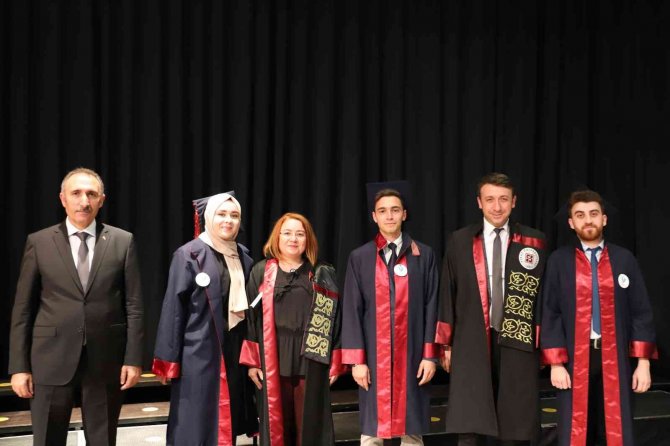 Fırat Üniversitesi Mezunlarını Vermeyi Sürdürüyor