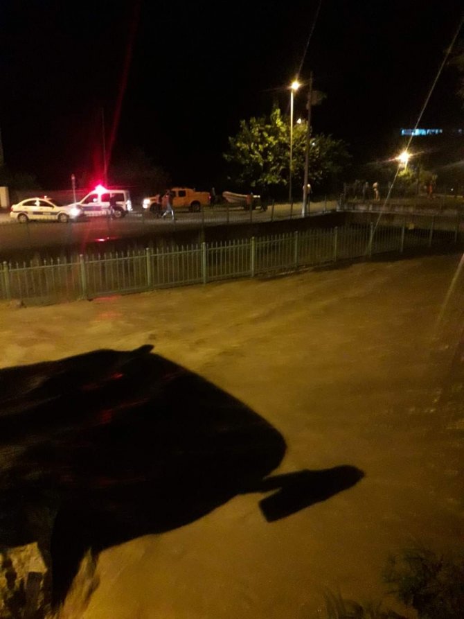 Zonguldak’ın Gökçebey İlçesinde Taşan Dereler Sebebiyle Sel Nöbeti Tutuluyor