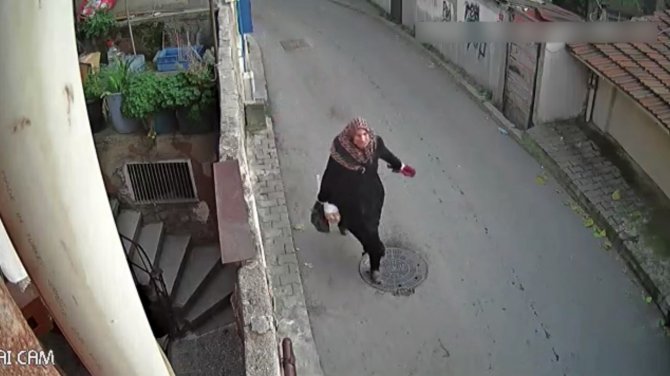 İ̇stanbul’da Yaşlı Kadına Kapkaç Kamerada: Kadınları Hedef Alan Çete Çökertildi