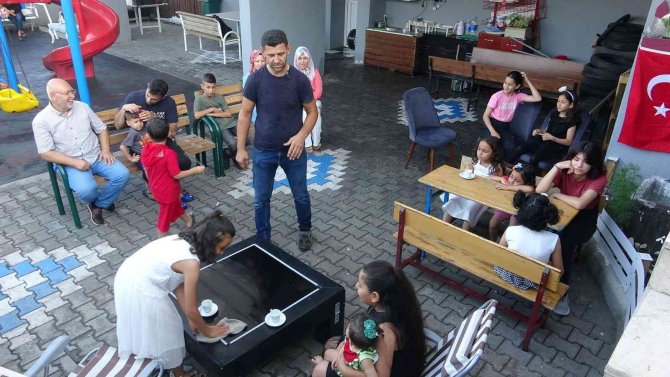 Hatay’da Çocuklara İyiliği Tiyatro İle Öğretiyor