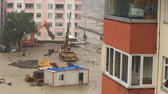 Geçen Sene Sel Felaketinin Yaşandığı Bozkurt’ta Ezine Çayı Yeniden Taştı