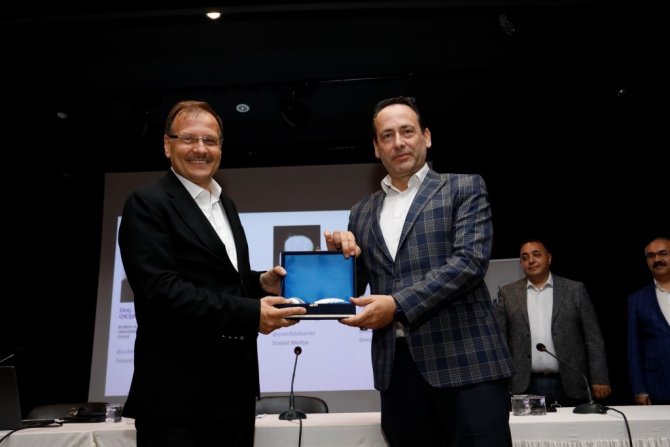 İ̇negöl’de ‘Ekonomi Ve Dış Politikada Neler Oluyor’ Semineri