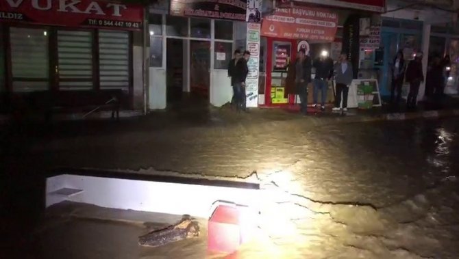 Yenice’de Ev Ve İşyerleri Sular Altında Kaldı