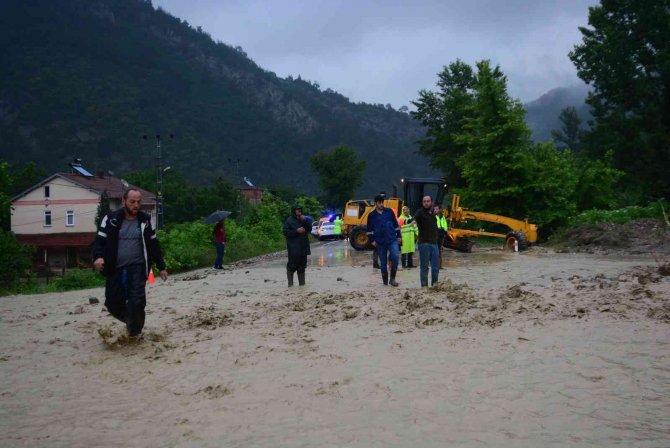 Dağlardan Gelen Yağmur Suyu Trafiği Durdurdu, Araçlar Kontak Kapattı