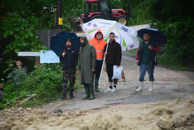 Dağlardan Gelen Yağmur Suyu Trafiği Durdurdu, Araçlar Kontak Kapattı