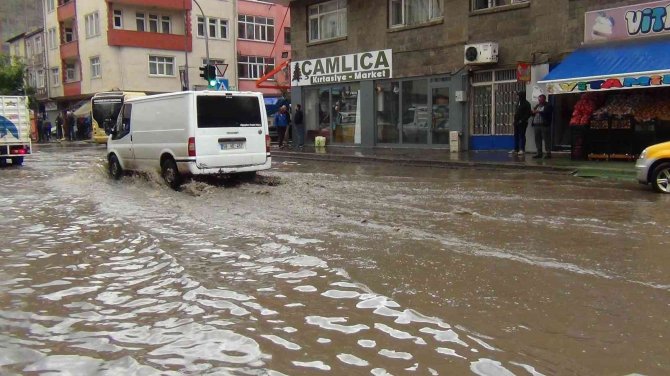 Kars’ta Caddeler Göle Döndü
