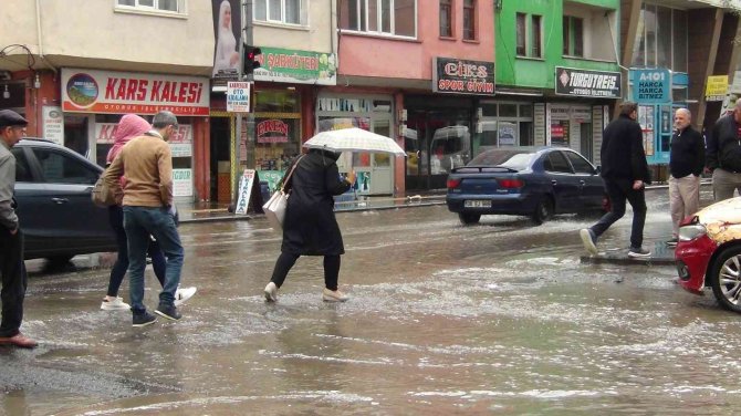 Kars’ta Caddeler Göle Döndü