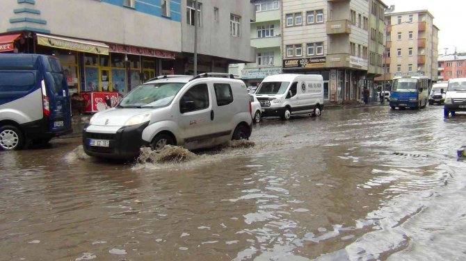 Kars’ta Caddeler Göle Döndü