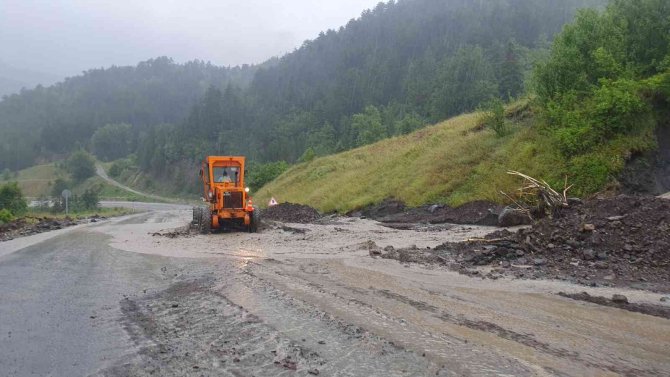 Kastamonu’da Heyelan Nedeniyle Yollar Trafiğe Kapatıldı