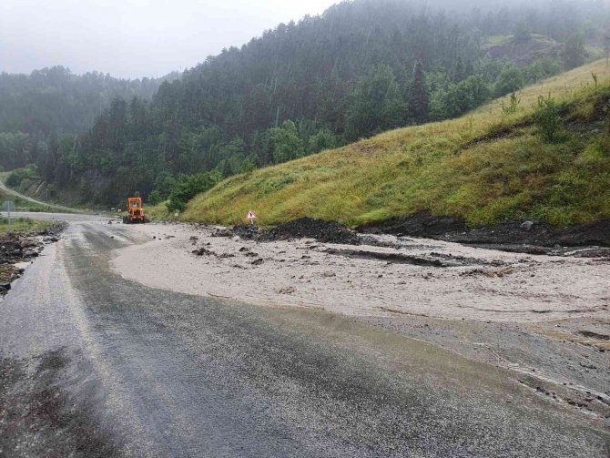 Kastamonu’da Heyelan Nedeniyle Yollar Trafiğe Kapatıldı