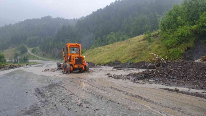 Kastamonu’da Heyelan Nedeniyle Yollar Trafiğe Kapatıldı