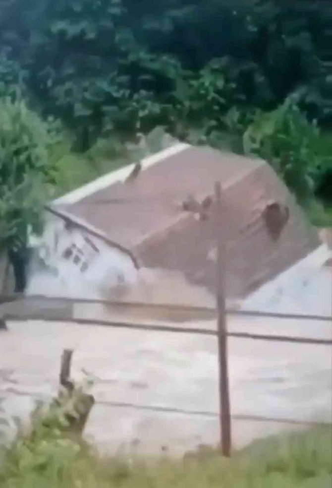 Sel Cami Ve Evi Böyle Yıktı