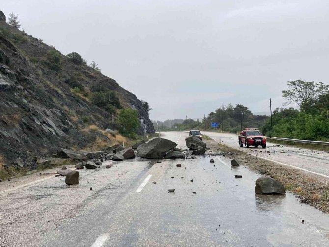 Kastamonu’da Yağışlar Nedeniyle Yola Kaya Parçaları Döküldü