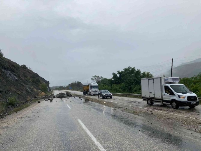 Kastamonu’da Yağışlar Nedeniyle Yola Kaya Parçaları Döküldü