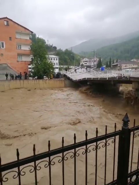 İ̇lçeyi Birbirine Bağlayan Köprü Sel Sularıyla Yıkıldı