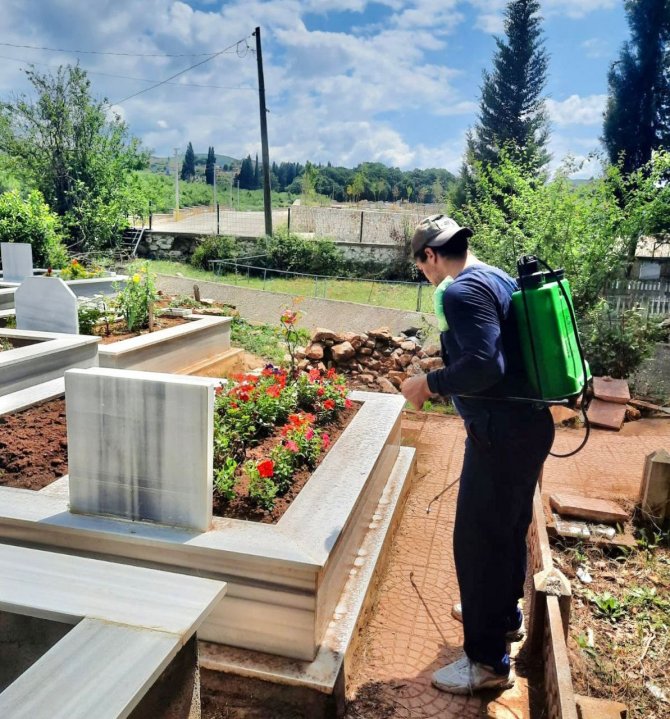 Mezarlıklarda Bayram Temizliği