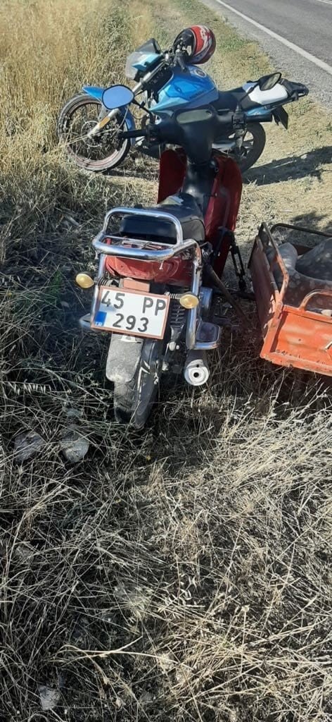 Arının Soktuğu Motosiklet Sürücüsü Kaza Yaptı: 2 Yaralı