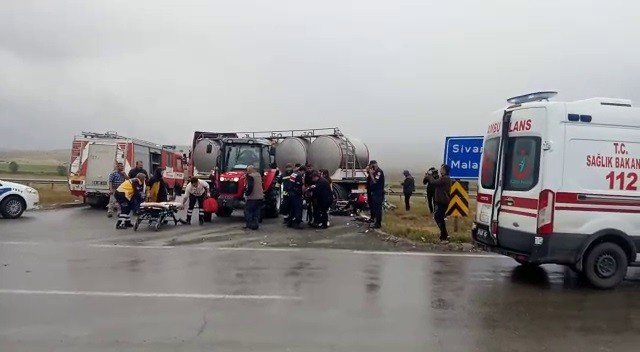 Otomobil Tır Dorsesine Saplandı: 1’i Ağır 3 Yaralı