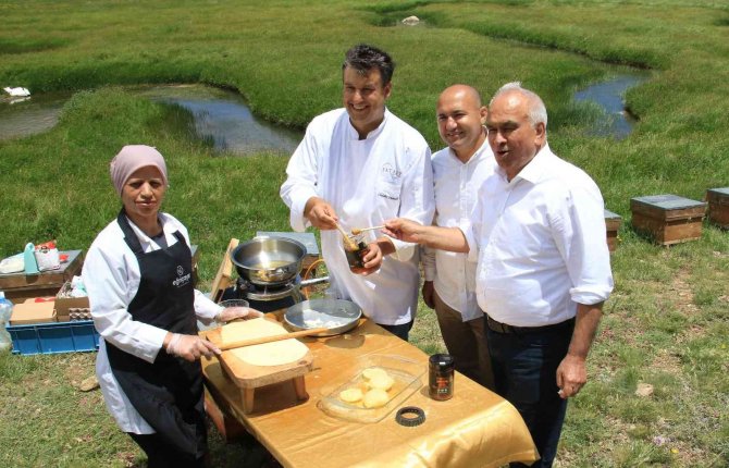 İ̇talyan Şef, 2 Bin 500 Rakımda Dünya Birincisi Balla Tatlı Yaptı